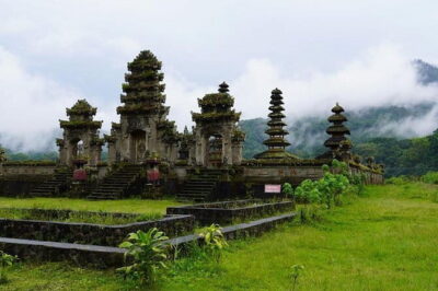 Munduk: Twin Lake Jungle Hike, Ulun Danu Temple, & Waterfall - Tamblingan Lake canoe ride: why this part feels like a reset
