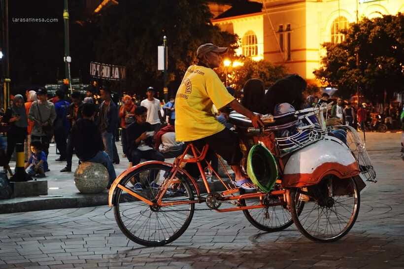 Night Street Food and Cultural Walking Tour - Kraton Palace area: the cultural game and night atmosphere