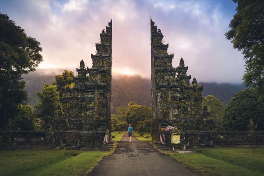 North Bali: Banyumala Waterfall and Ulun Danu Beratan Temple - Handara Iconic Gate: the golf resort entrance with mountain drama