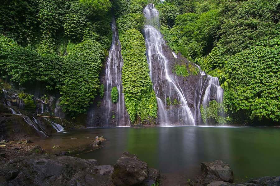 North Bali: Banyumala Waterfall and Ulun Danu Beratan Temple - Candikuning traditional market: fruits, spices, and flower colors