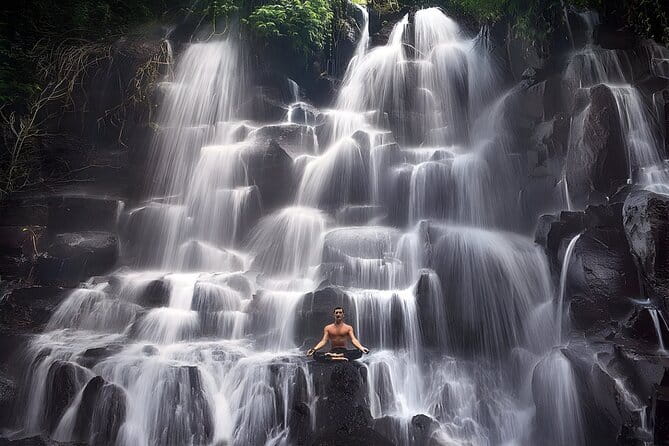 North Bali highlights: Buddhist temple, Waterfall & hot spring - Ulun Danu Bratan Temple on Lake Bratan: the classic finish with views