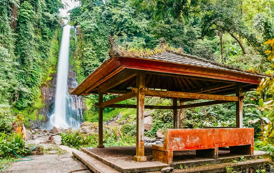 North Bali: Sunrise Tour with Dolphins, Waterfalls & Temples - Ulundanu Bratan Temple: the lake setting changes everything