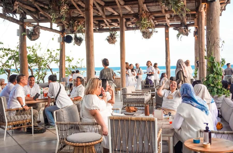 Nusa Dua: Canna Beachfront Access with F&B - Ocean-view daybeds in Nusa Dua: what the “1-day beach club” feels like