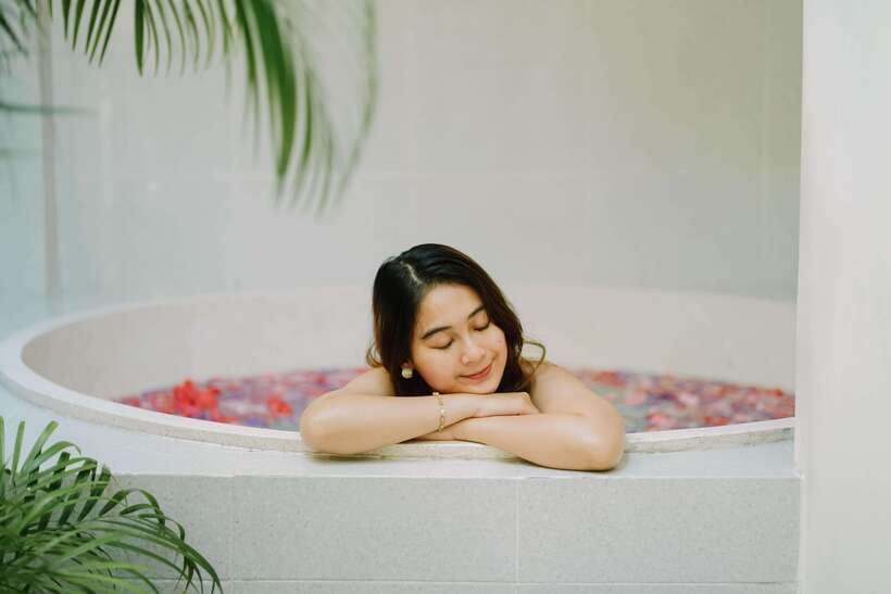 Nusa dua: Luxury Spa Bali Massage, Scrub, Flowerbath 2 hour - Balinese massage (1 hour): acupressure, reflexology, and stretching