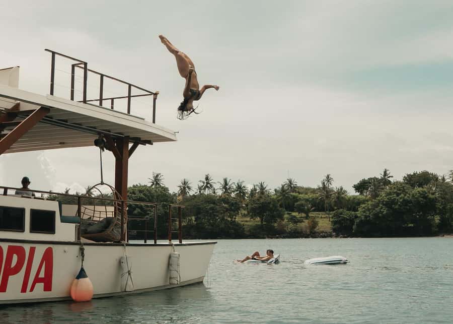 Nusa Lembongan: 4-in-1 Half-Day Catamaran Snorkeling Cruise - Food and drinks: what’s included and how it affects your day