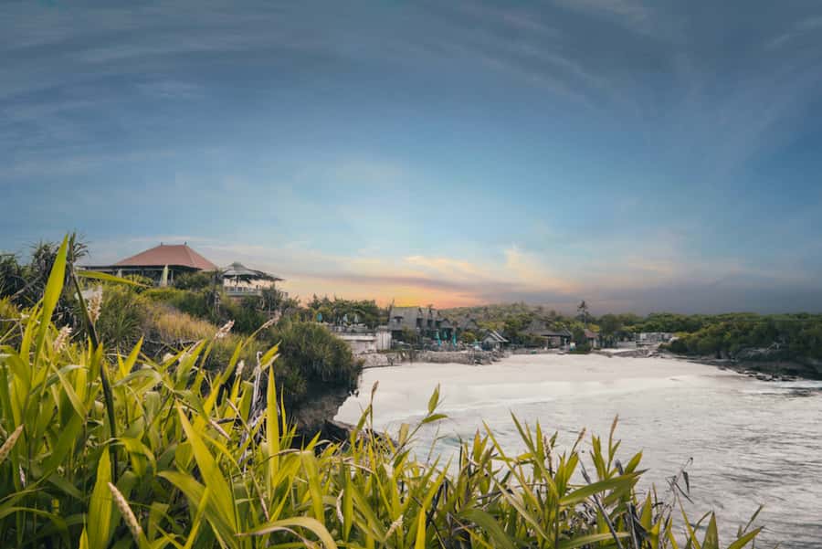 Nusa Lembongan Mangrove & Island Tour - Dream Beach: Long White Sand and a Cool Down at Dream Beach Hut