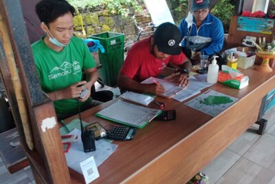 Nusa Penida East And West Full Day Private Guided Tour - Stop 1: Pantai Diamond (start with coffee and a breakfast-box view)