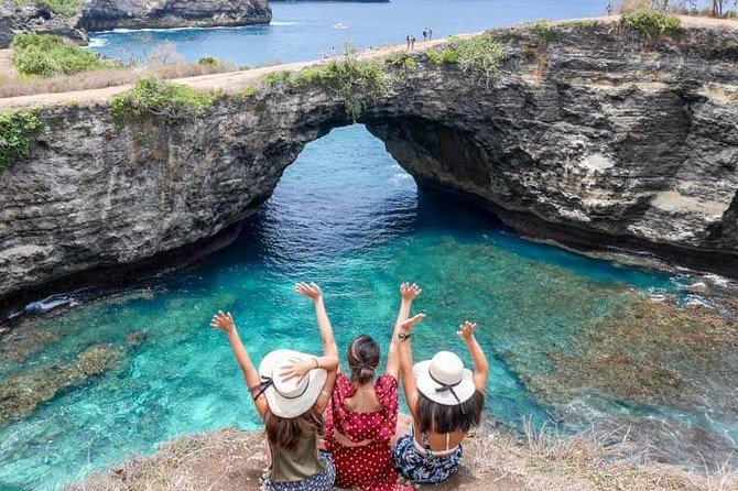 Nusa Penida Instagram Unforgettable Tour - Crystal Bay: Black, Crystal-Looking Sand and Rental Gear