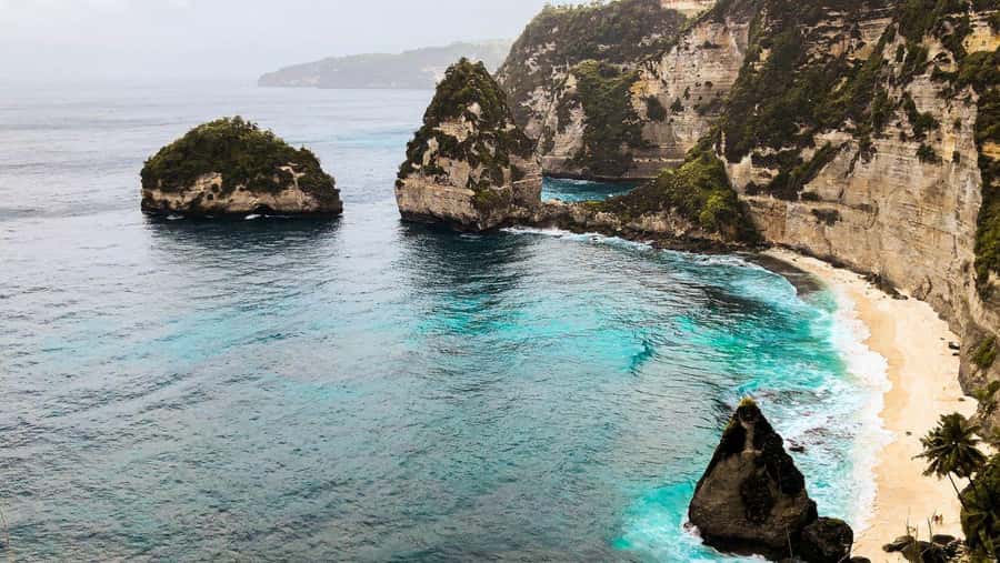 Nusa Penida: Tembeling Beach, Goa Giri Putri & Diamond Beach - Nusa Penida’s cave-and-beach combo: a full day that moves