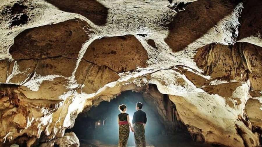 Nusa Penida: Tembeling Beach, Goa Giri Putri & Diamond Beach - Walking reality on Penida: stairs, narrow passages, and heat management