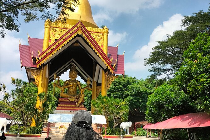 Private Day Tour Surabaya Historiculture - Mirota Batik and Sanggar Agung Temple: souvenirs and spiritual landmarks