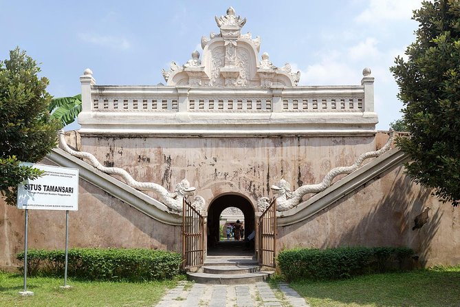 Private Royal Heritage Tour: Yogyakarta Palace, Watercastle, Sonobudoyo Museum - Bale Raos at the palace: Sultan’s dishes as a real break