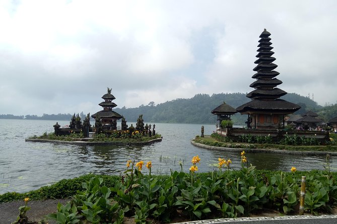 Private Tour: Handara Iconic Gate, rice terrace & Ulundanu Temple - Lake Beratan Time: Seeing the Waterline Behind the Temple