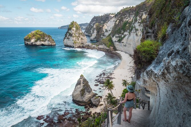 Private Tour: Nusa Penida DiamondBeach-Tree House EastSide Island - Molenteng and Rumah Pohon Tree House: the iconic photo target