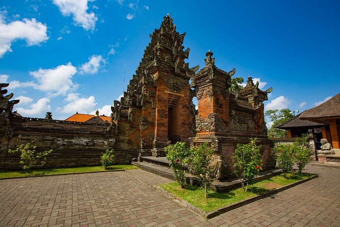 Private Tour to Sumampan Waterfall, Monkey forest, Rice terraces and Swing - Puseh Batuan Temple: the gate photos and the calm in the courtyard