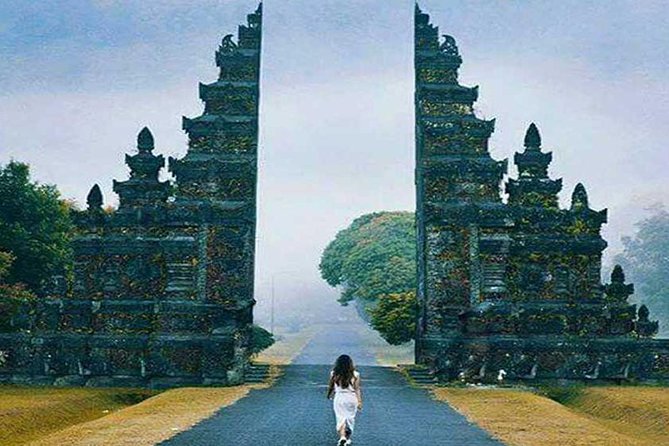 Private Tour: Ulun Danu Temple-Handara Gate-Wana Giri Hill&Tanah Lot Sunset - Handara Iconic Gate: a photo stop that actually feels fun