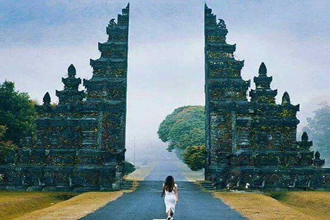 Private Tour: Ulun Danu Temple-Handara Gate-Wana Giri Hill&Tanah Lot Sunset - Ulun Danu Beratan Temple: lakeside calm in the Bedugul uplands