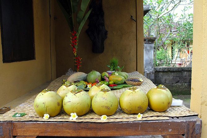 PRIVATE Ubud Market Tour & Balinese Cooking Class with Putu - Lunch with three generations: why it feels different
