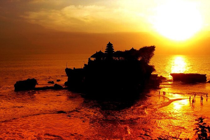 Royal Family Temple, Monkey Forest, and Tanah Lot Sunset Tour - Tanah Lot Temple at golden hour: why the setting drives the experience