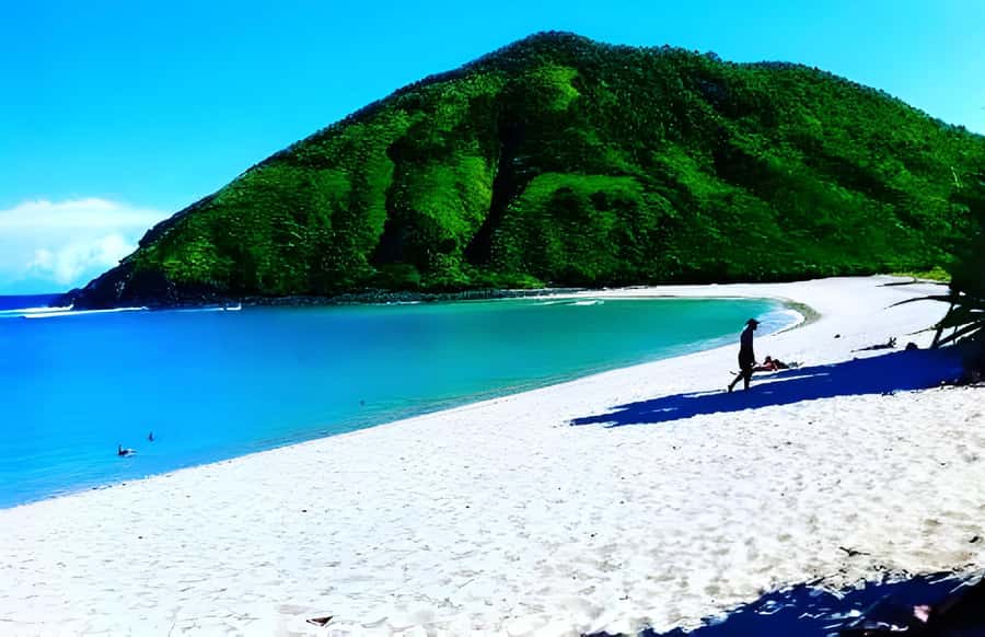 Sade Village, Kuta Lombok, and South Coasts: Private Tour - Mawun Beach: short swim-and-relax time