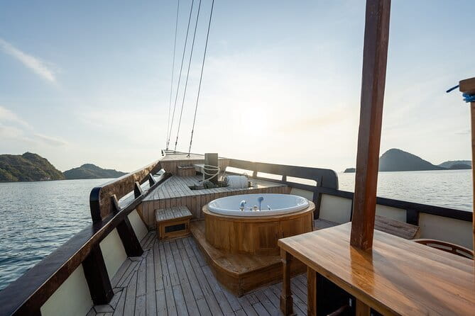 Sailing Flores to Lombok 5 days 4 Nights All Inclusive Trip - Day 2: Padar to Pink Beach to Komodo to Manta Point