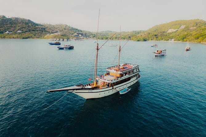 Sailing Flores to Lombok 5 days 4 Nights All Inclusive Trip - Day 1: Labuan Bajo sailing to Padar Island and sunrise mode