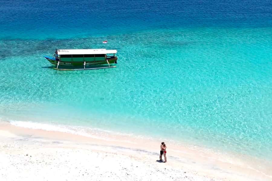 Secret Gili's Lombok: Gili Kondo, Kapal, Petagan, Bidara - The Ancient Lian Tree Stop: Quick Wow Before the Boat