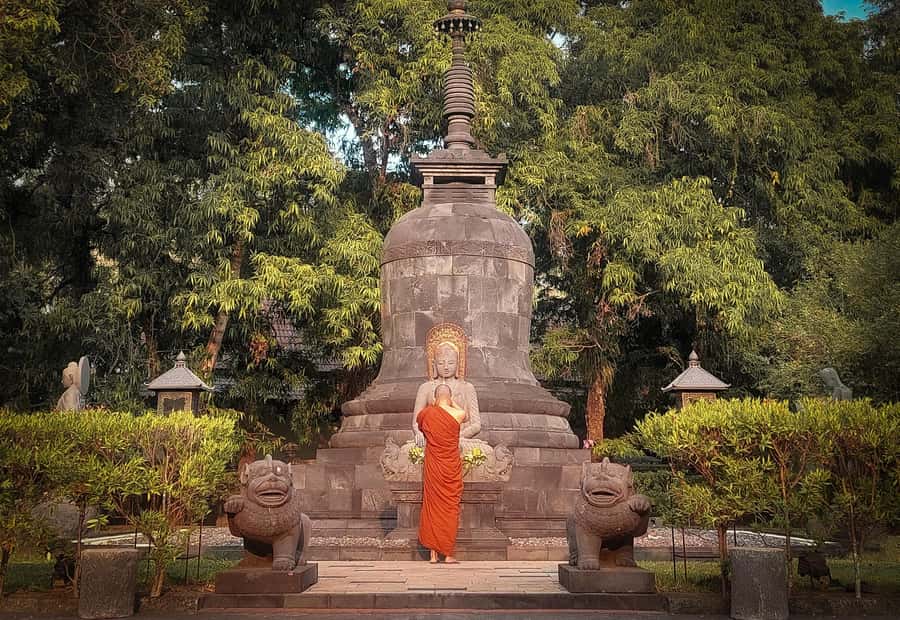 Setumbu Sunrise Borobudur, and Prambanan, with lunch option - Borobudur at first light: guided entry plus the structure climb option