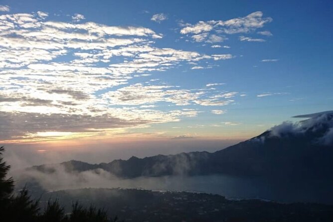 Sharing Mount Batur Sunrise Trekking Guide Pick Up and Drop Off - Summit Arrival and Sunrise (06:15–06:45)
