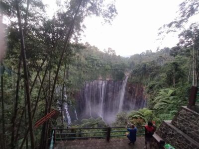Surabaya or Malang: Tumpak Sewu Waterfall Share Guided Tour - Getting picked up in Surabaya or Malang (and what that means for timing)