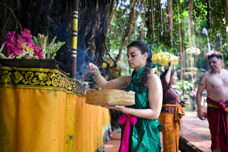 Taman Beji Griya Waterfall: Holy Bathing/Soul Retreat Ritual - Arrival rules: sarong, lockers, and how to respect the site