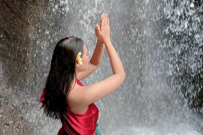 Taman Beji Griya Waterfall Tranquil Purification Ceremony - Young coconut (yellow and green) plus what you wear matters
