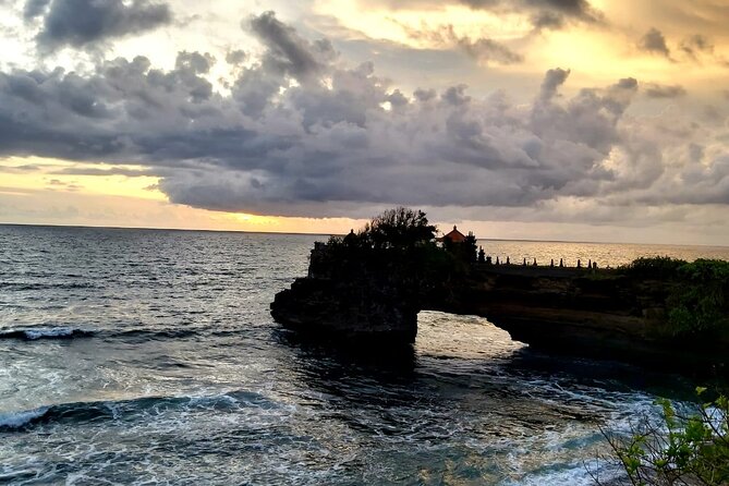 Tanah Lot And Ubud - Full Day Private Tour - Ubud Palace (short visit) and the Traditional Art Market (free time to browse)