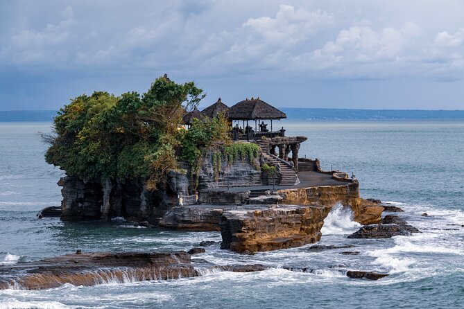 Tanah Lot - Jatiluwih (UNESCO) - Beratan lake -Hidden hill (Wanagiri)-FREE WI-FI - Tanah Lot Sea Temple: Coastal Views and Quick Photo Time