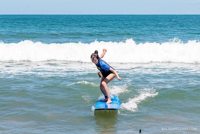 The best surf lessons in Kuta - Round one in the ocean: 45 minutes paddling, catching waves, standing