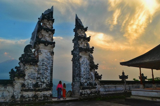 The Gates of Heaven Lempuyang Tours All Inclusive - Gate of Heaven photos: crowd control makes the difference