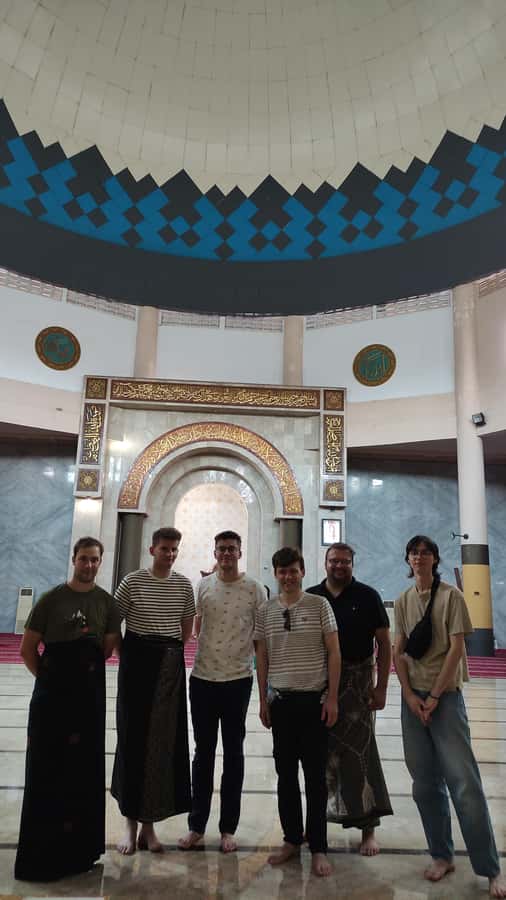 The heart of Bandung and Grand Mosque Guided Walking Tour - Bandung’s Biggest Mosque: Design, Serenity, and Etiquette