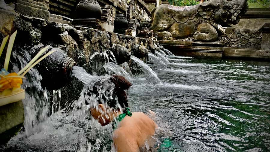 Tirta Empul: Temple Tour with Optional Spiritual Cleansing - Entering the temple: Candi Bentar to Nista Mandala
