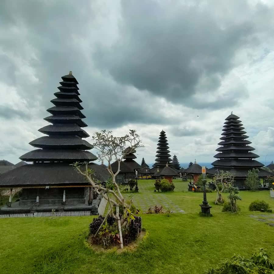 Tour the island of Bali with expert tour guides in Spanish. - Besakih Mother Temple: Mount Agung’s Sacred Centerpiece
