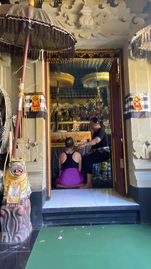 Traditional Balinese Healing and Water Purification - Practical Tips: Clothes, Shoes, Cash, and Photo Moments
