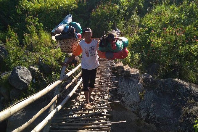 Trekking To Pergasingan Hill - Guides and porters: the team that makes the timing work