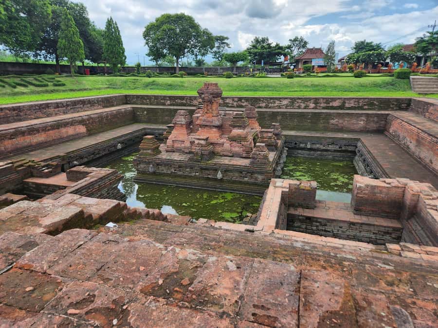 Trowulan Tour Ruin of Majapahit Kingdom - Meeting and getting comfortable in the heat