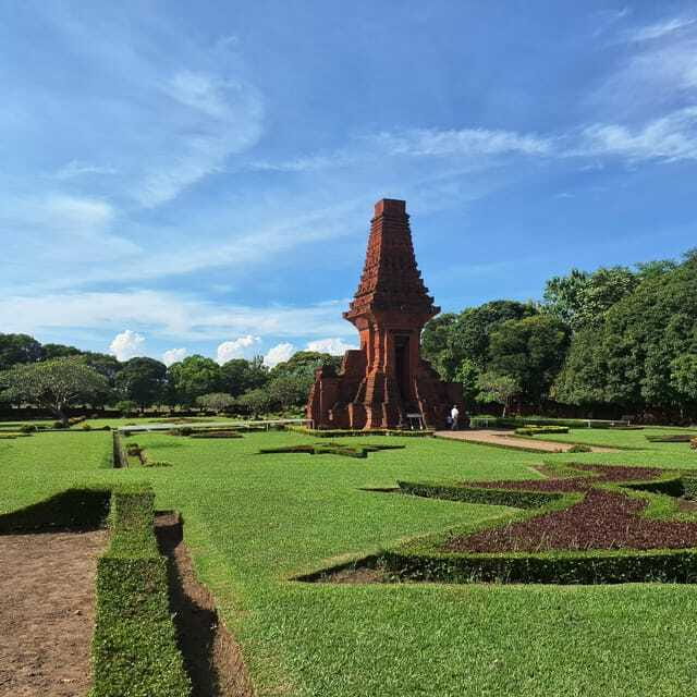Trowulan Tour Ruin of Majapahit Kingdom - Lunch and the pace: simple fuel for a full day