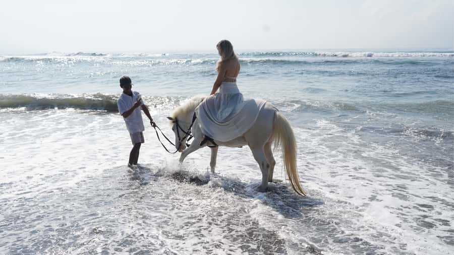 Ubud: 1 Hour Beach Horse Riding with Transfer - The ride itself: one hour along Ubud’s coast (with black-sand vibes)