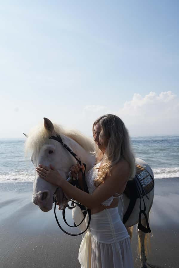 Ubud: 1 Hour Beach Horse Riding with Transfer - Photos and videos: where the guides help most