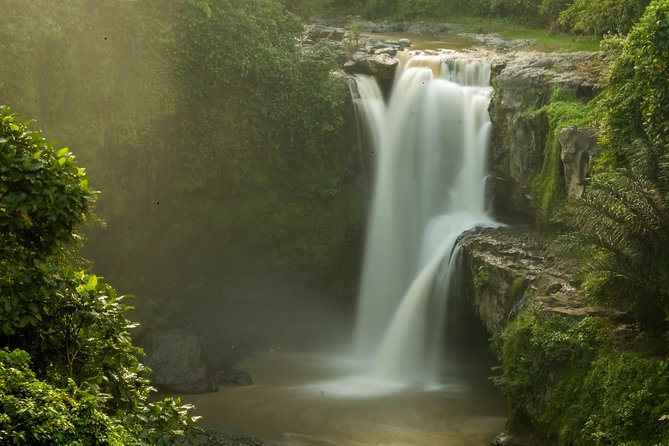 Ubud And Sunset Tanah Lot Tour - Ubud Palace and the Traditional Art Market: Culture With Movement