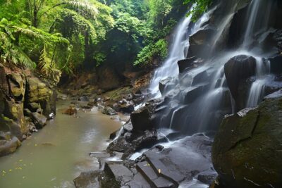 Ubud Bali: Rice Terrace, Waterfall and Tirta empul Day Tour - Kanto Lampo waterfall: views, stone, and that misty sprayer effect