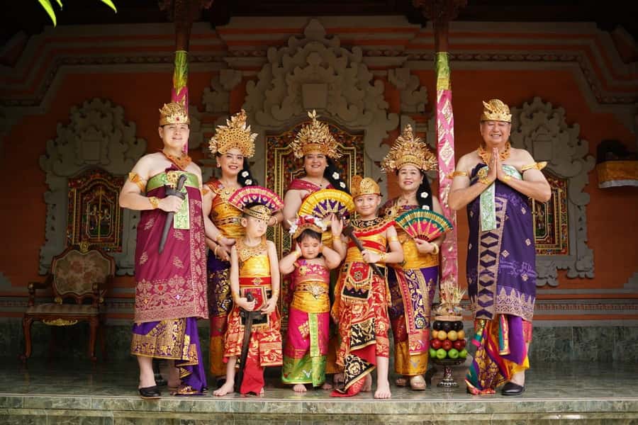 Ubud: Balinese Costume Photoshoot with Make Up - The Photographer’s Role: Posing Without Feeling Awkward