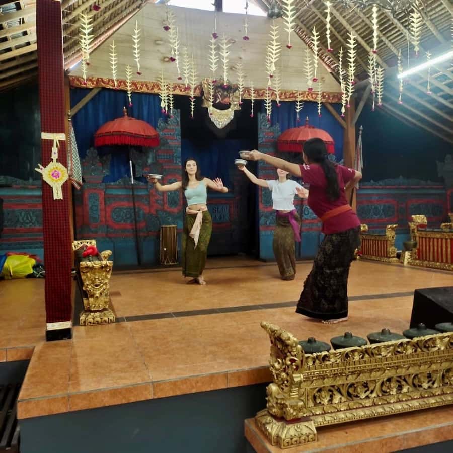 Ubud: Balinese Dance Class with Local Instructor - Costumes, Scarves, and Photo Poses: How to Get the Most Out of Practice