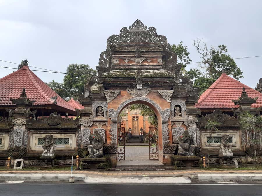 Ubud: Campuhan Ridge Walk, Tegallalang Rice Terrace & More - Lunch Time and Ubud Market: Story Meets Souvenirs